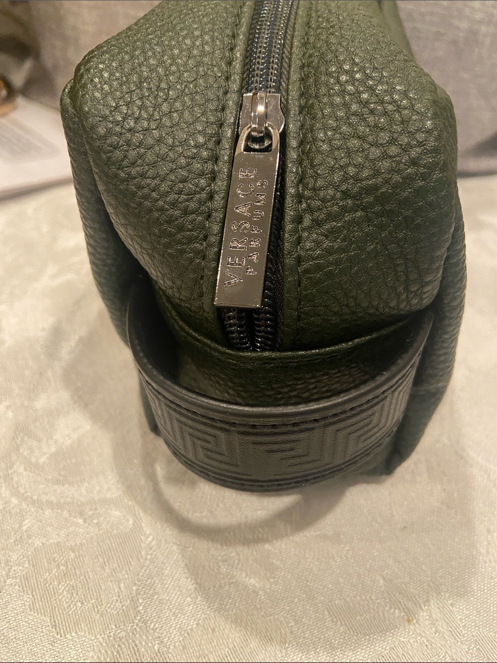 Versace Green Leather Travel Toiletry Pouch
UNISEX 4/8 - Picture 6 of 10